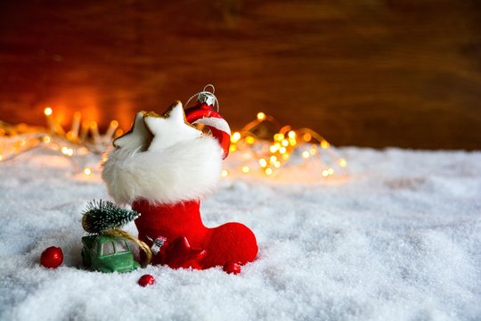 Christmas background with Santa Claus boots - gefüllter Nikolausstiefel im Schnee