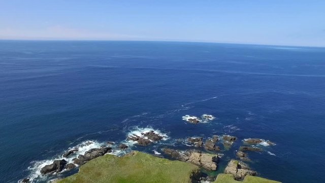 Mar al fondo y se descubre la Ermita de Santa Comba en una isla rocosa