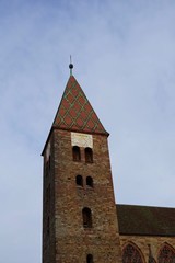 Fototapeta na wymiar Blick auf den romanischen Kirchturm von Saints-Pierre-et-Paul in Wissembourg 