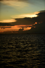 Fototapeta na wymiar Colorful sky views after sunset at the sea With the light shining behind a beautiful cloud