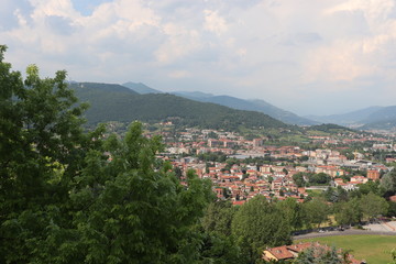 Fototapeta na wymiar Italie - Bergamo - Vue de la ville haute sur la ville basse