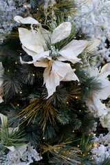 Ornamento natalizio con fiore bianco