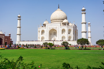 Fototapeta premium Taj Mahal, an ivory-white marble mausoleum on the south bank of the Yamuna river in Agra, India.