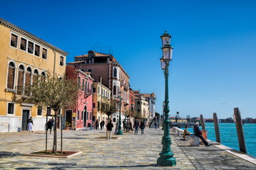 Fototapeta na wymiar schöne uferpromenade in venedig, italien