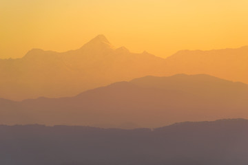 Obraz premium The morning light hits the scenic Himalayan mountains in the Indian town of Kausani in Kumaon, Uttarakhand.