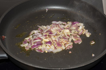 Zwiebeln anbraten