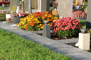 Am Friedhof, geschmückte Gräber im Herbst in Österreich