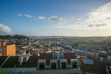 Obraz premium An amazing panoramic view of the city of Lisbon from the Miradouro da Senhora do Monte viewpoint.