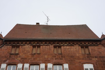 Fassade eines alten Sandsteinhauses in Wissembourg