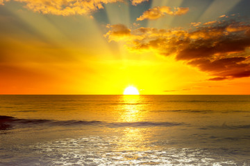 Panele Szklane  Majestic bright sunrise over ocean and light waves