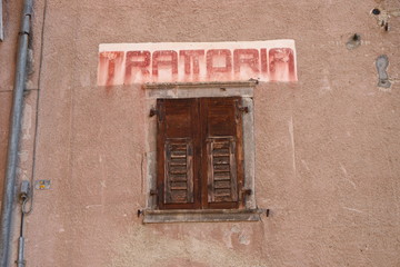 Facciata  vecchia con finestra di una trattoria