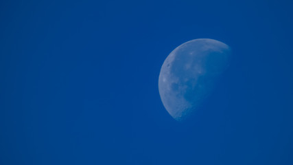 Mond weiß mit blauem Himmel
