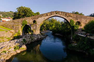 Puente romano de Cangas de Onís sobre el rio Sella (Asturias)