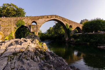 Puente romano de Cangas de Onís sobre el rio Sella (Asturias)