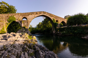 Fototapeta na wymiar Puente romano de Cangas de Onís sobre el rio Sella (Asturias)