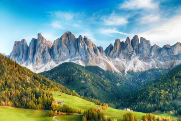 Papier Peint photo Alpes Beau paysage des dolomites italiennes - Santa maddalena
