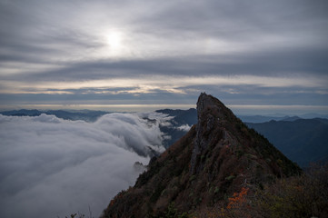 雲海と山のはざま