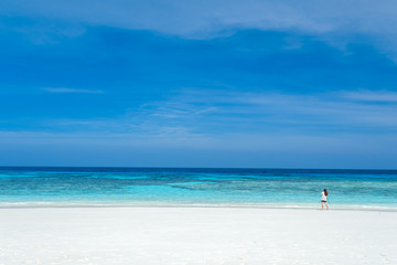Fototapeta na wymiar White sand beach, clear water, deep blue sky in the tropical sea of ​​Thailand.