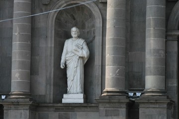 Fototapeta premium statue of man in front of building