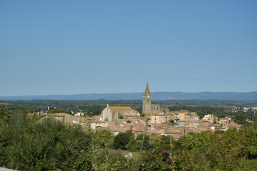 Fototapeta na wymiar Village le long de l'autoroute A61 en Occitanie