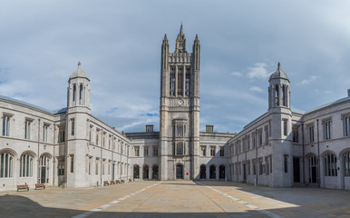 Aberdeen / Szkocja - 29 sierpień 2019: Marischal College w Aberdeen  - obrazy, fototapety, plakaty