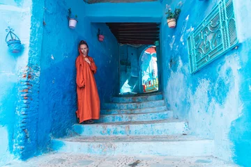 Zelfklevend Fotobehang meisje in nationale kleding marokko in de blauwe stad © nelen.ru
