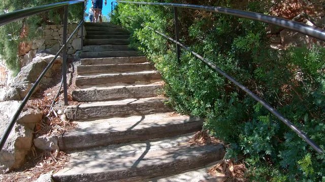 Gravir un escalier en ext&eacute;rieur cam&eacute;ra au poing