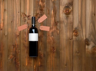 Bouteille vin rouge fond bois photo studio étiquette personnalisable avec étiquettes