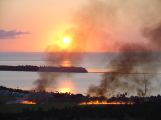 Sonnenuntergang mit bernnendem Zuckerrohr Feld auf Mauritius