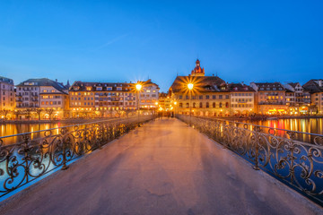 Obraz premium Nigth view of city center of Lucerne with famous Chapel Bridge and lake Lucerne (Vierwaldstatersee), Canton of Lucerne, Switzerland