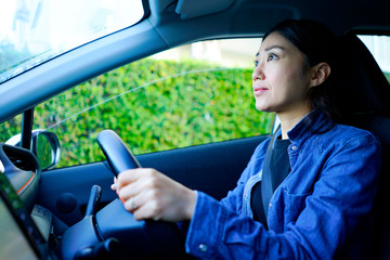 運転をする女性