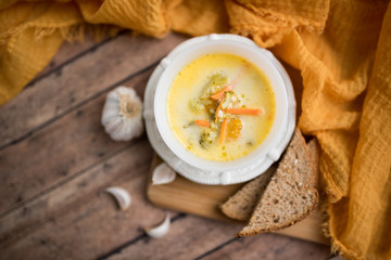 Obraz na płótnie Canvas broccoli cheese soup served with toasted bread in a bowl