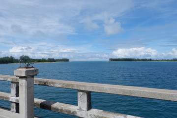 Obraz premium old wooden pier on the sea