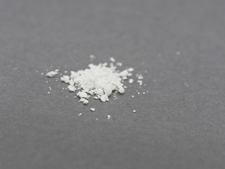 白い粉（オシロイバナの種の中身）