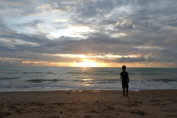 Naklejka premium kid on the beach