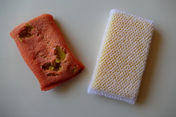 使い古された台所用スポンジと新品