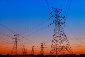 Fototapeta premium Podłącz energię elektryczną o zachodzie słońca