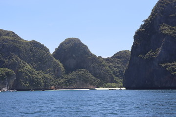 Fototapeta premium boat ride on the sea, exotic James Bond islands against the blue sea, waves of spray in Thailand
