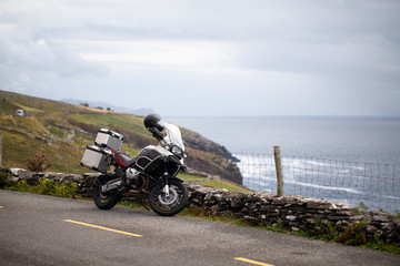 Obraz premium Viajando en moto por Irlanda