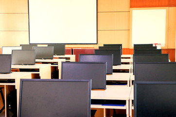 a computer classroom without students.