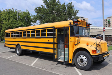 School bus in the parking lot - obrazy, fototapety, plakaty