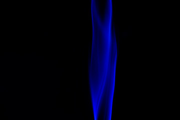 Obraz premium blue smoke from aromatic sticks on a black background