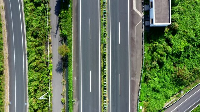 高速道路を走る車　空撮