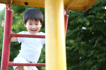 Fototapeta premium すべり台で遊ぶ男の子