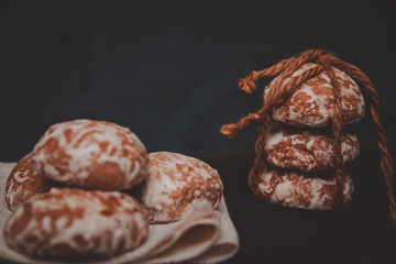 fresh gingerbread cookies tied with a rope on the table