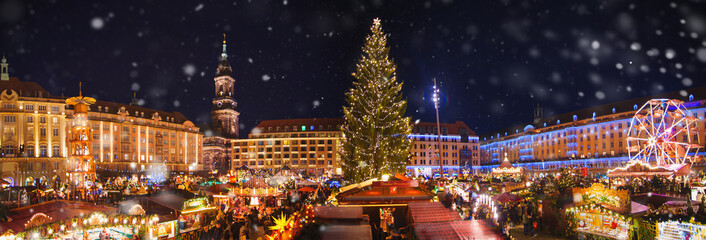 Panorama of dresdener christmas market in the snow - obrazy, fototapety, plakaty