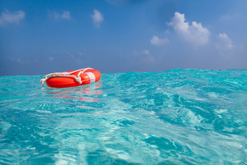 Fototapeta premium 青い海と浮き輪