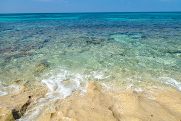 南国の絶景、エメラルドの海