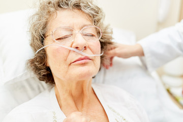 Seniorin als Patient mit Sauerstoffbrille