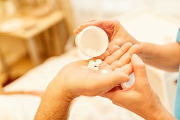 Verteilung von Tabletten an einen Patienten